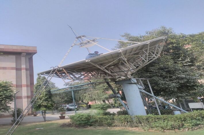 Antenna under maintenance