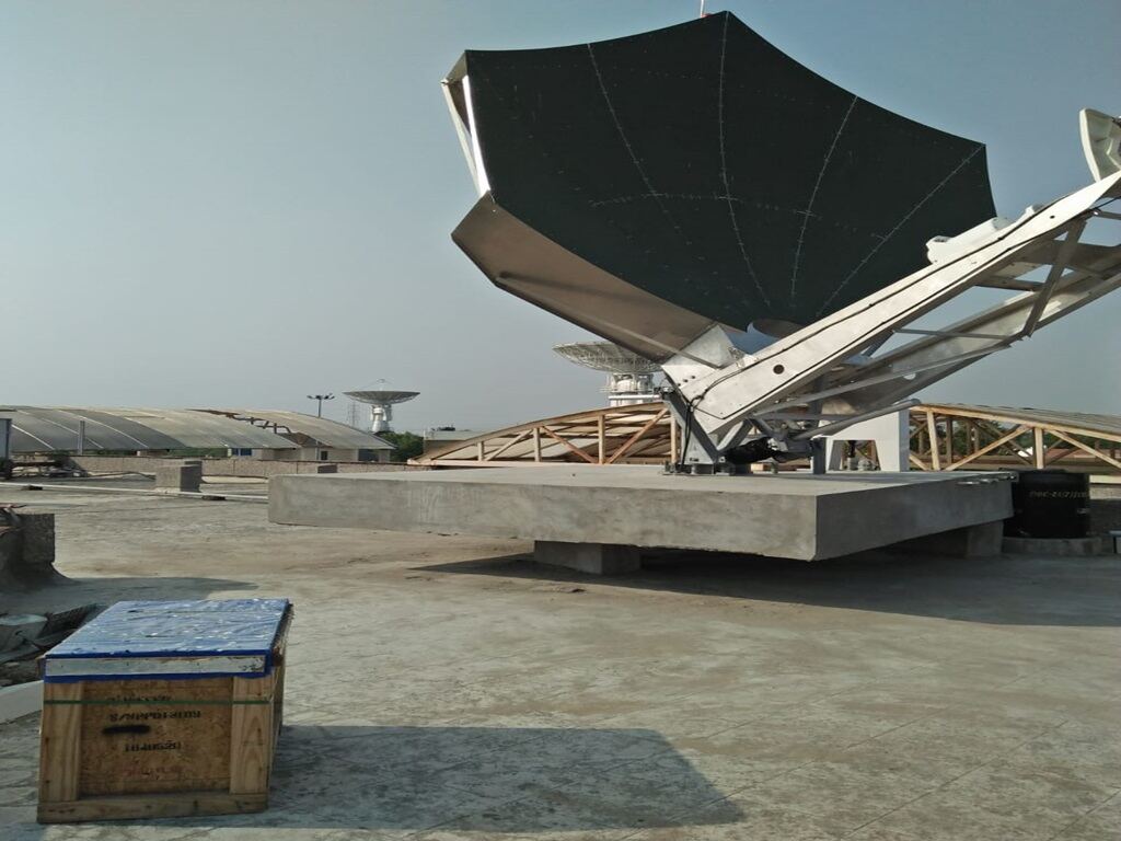 Large earth station antenna